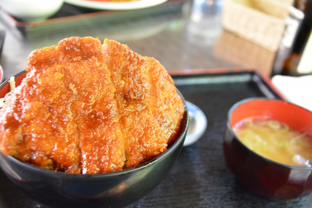 ケンミンショーで特集された明治亭のロースソースかつ丼